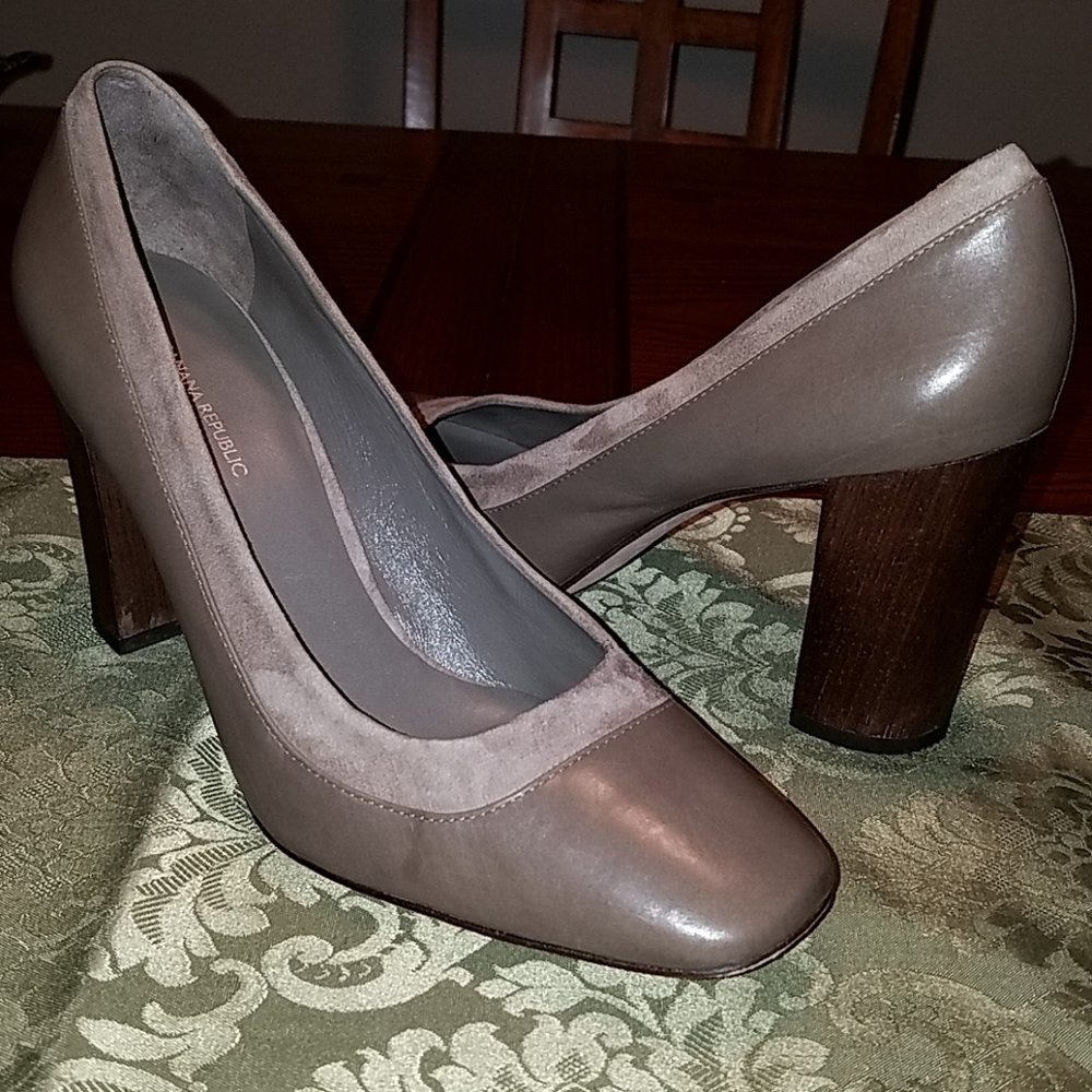 Banana Republic taupe pumps